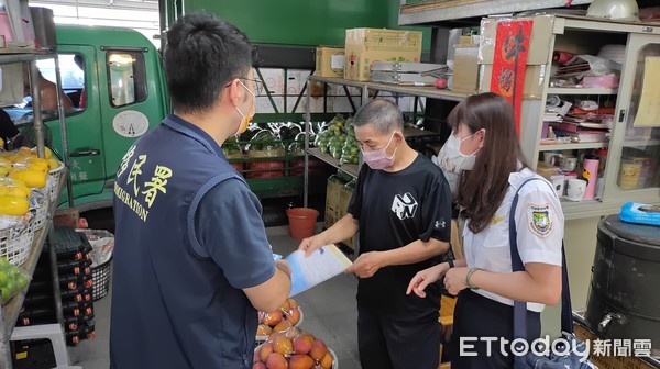 ▲嘉義市移民署推安心採檢防疫專案 果菜市場大力宣導 。（圖／移民署提供）