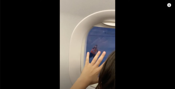 ▲▼小男孩隔著飛機窗戶在與機場工作人員玩猜拳。（圖／翻攝自Youtube／Rumble Viral）