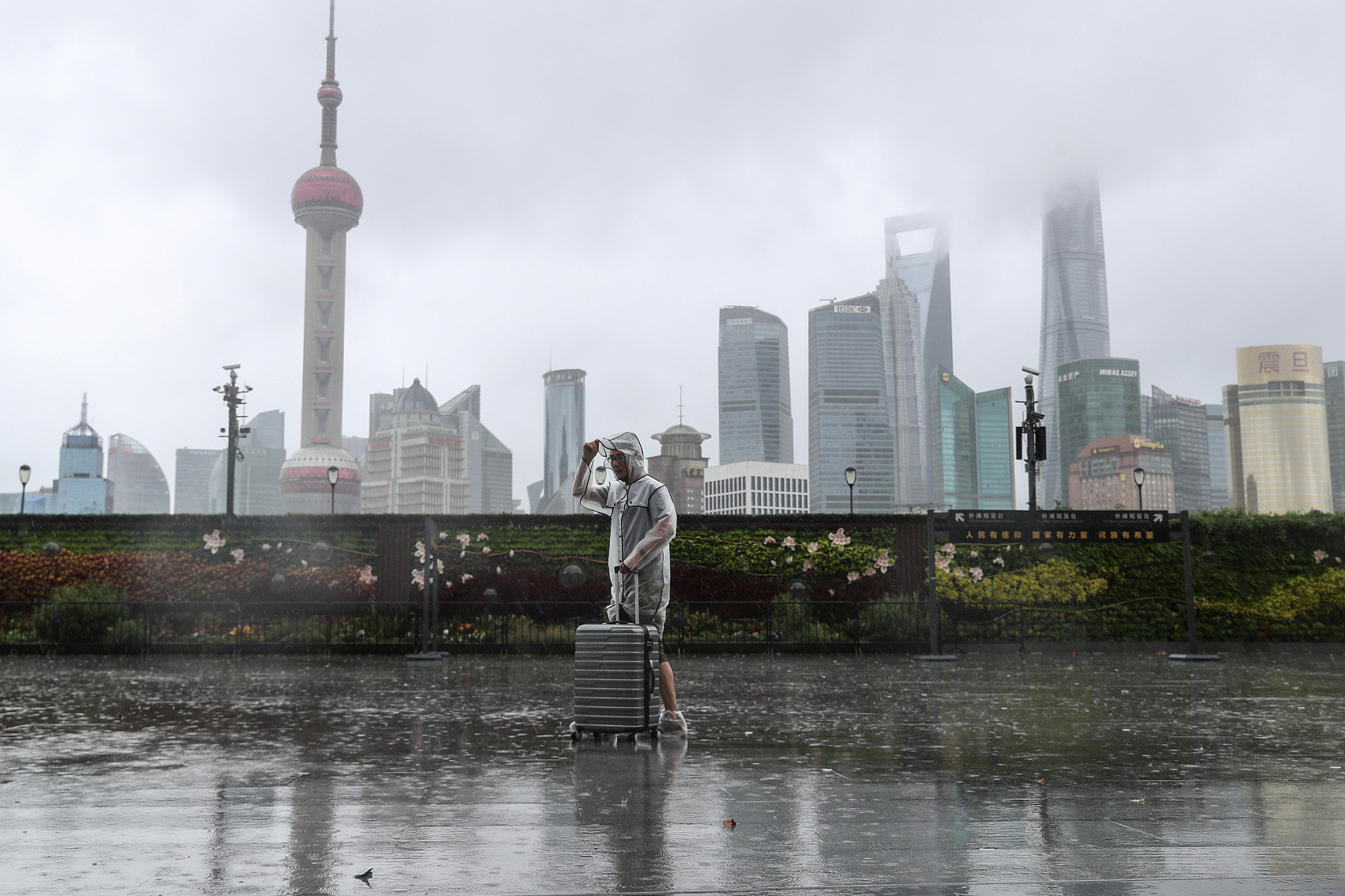 ▲▼烟花颱風逼近上海，外灘、南京步行街出現強風。（圖／CFP）