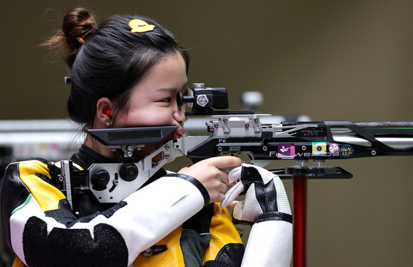 ▲▼大陸射擊選手楊倩在空氣步槍項目拿下東京奧運第一面金牌。（圖／路透社）