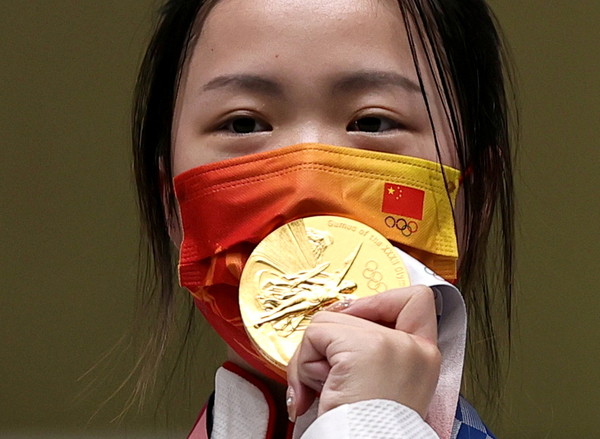 ▲▼大陸射擊選手楊倩在空氣步槍項目拿下東京奧運第一面金牌。（圖／路透社）