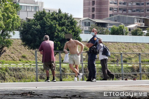 ▲▼台北市士林區士林橋下河濱公園，外國男子泡在水裡消暑。（圖／記者黃彥傑攝）