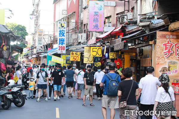 ▲▼淡水,淡水老街,觀光景點,人潮,微解封,人潮洶湧。（圖／記者周宸亘攝）