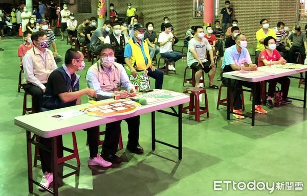 ▲台南市長黃偉哲，晚上前往鄭怡靜的家鄉台南歸仁仁壽宮，與鄭怡靜的父親、阿嬤等家人及鄉親們，一同在螢幕為鄭怡靜的四強賽加油打氣。（圖／記者林悅翻攝，下同）