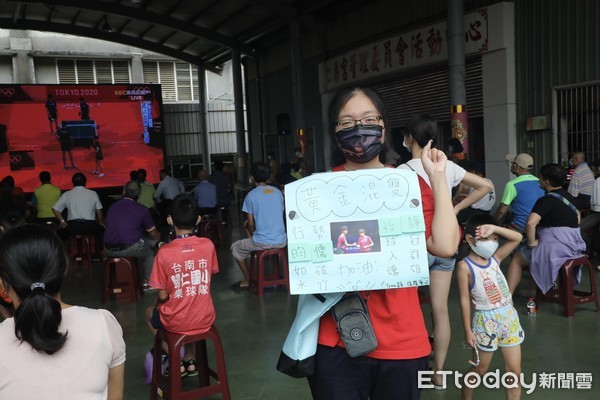 ▲台南市長黃偉哲，晚上前往鄭怡靜的家鄉台南歸仁仁壽宮，與鄭怡靜的父親、阿嬤等家人及鄉親們，一同在螢幕為鄭怡靜的四強賽加油打氣。（圖／記者林悅翻攝，下同）