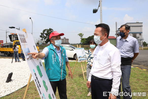 ▲嘉義縣槽化島綠美化改善工程 提供用路人乾淨、清爽空間。（圖／嘉義縣政府提供）