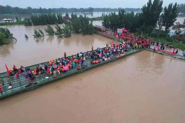 ▲有「救災航母」之稱的應急動力舟橋進駐河南新鄉。（圖／翻攝微博）