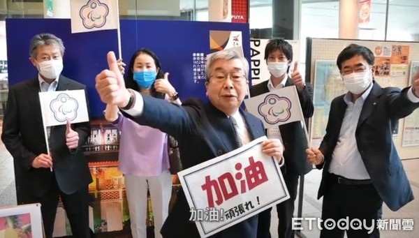 ▲台南日本友誼市山形市，在街邊市集現場設置台南專屬攤位介紹台南特產外，也張貼大幅海報為台灣帕運柔道選手李凱琳加油。（圖／記者林悅翻攝，下同）