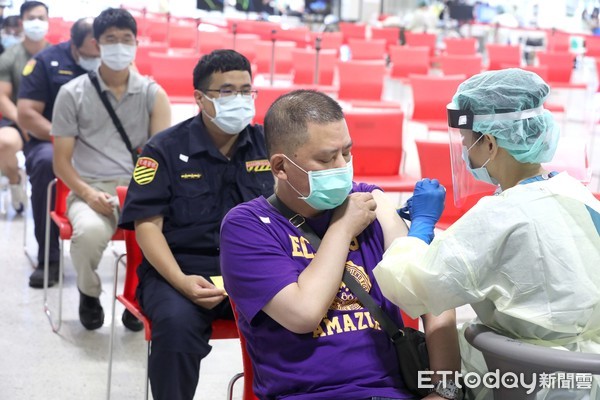 ▲▼台北市警消施打第二劑疫苗 花博館 。（圖／記者屠惠剛攝）