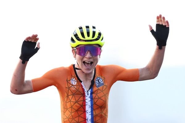 ▲▼荷蘭自行車選手范·福洛騰（Annemiek van Vleuten）參加東京奧運女子公路賽，她衝過終點時以為自己奪得金牌，直到賽後受訪時才從記者口中得知自己是第二名。（圖／路透）