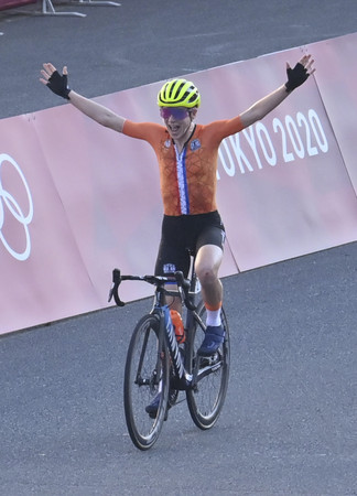 ▲▼荷蘭自行車選手范·福洛騰（Annemiek van Vleuten）參加東京奧運女子公路賽，她衝過終點時以為自己奪得金牌，直到賽後受訪時才從記者口中得知自己是第二名。（圖／達志影像／美聯社）