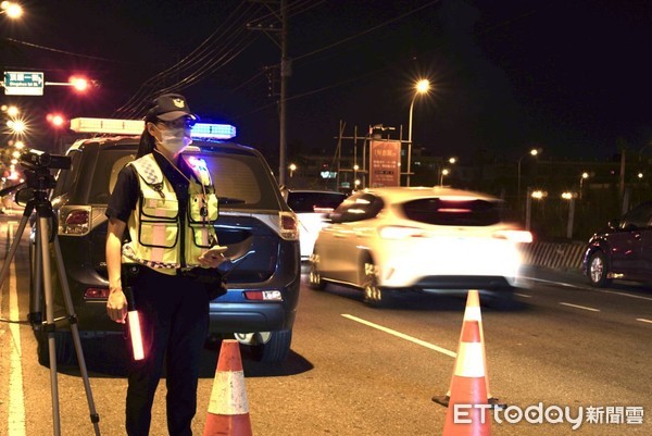 ▲疫情三級警戒期間，台南市安南區新吉工業區及台南科技工業區2處各發生汽機車聚競速，警方依法查處告發送辦。（圖／記者林悅翻攝，下同）