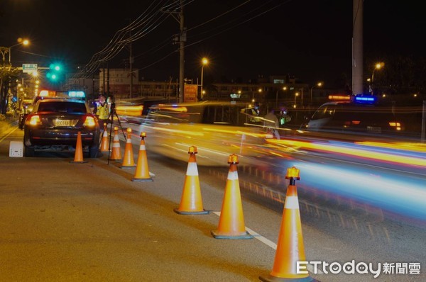 ▲疫情三級警戒期間，台南市安南區新吉工業區及台南科技工業區2處各發生汽機車聚競速，警方依法查處告發送辦。（圖／記者林悅翻攝，下同）