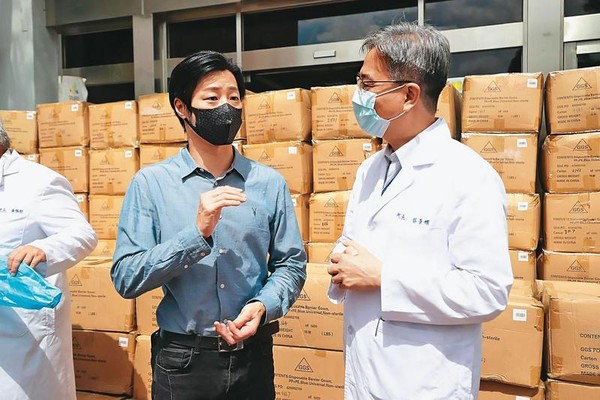 環南市場嗆聲事件爆發後，林昶佐（左）投入公益，16日捐贈5,000件防護衣到醫院。（翻攝自林昶佐臉書）