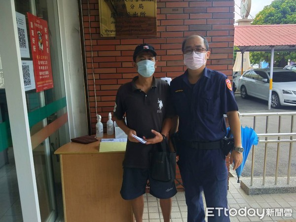 ▲枋寮警分局建興派出所副所長林柏明、警員鄭貽尹             將健保卡還給孫姓男子。（圖／記者陳崑福翻攝）