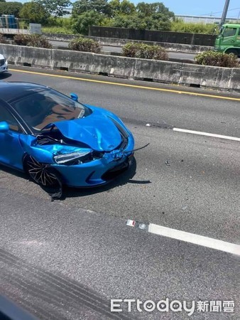 ▲超跑麥拉倫車頭、車身都有受損。（圖／翻攝自記者爆料網）