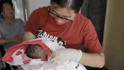 女嬰頭卡馬桶沒呼吸！孕婦蹲廁所一個用力「寶寶滑出產道」