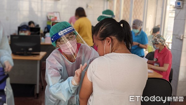 ▲安泰醫院健康中心暨社區健康室組織疫苗快打隊，協助養護機構及盟院施打疫苗，贏得好口碑           。（圖／安泰醫院提供，以下同）