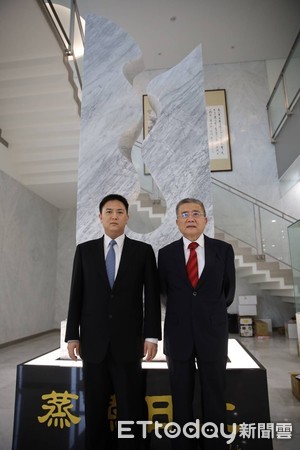 ▲豐興鋼鐵前董事長林明儒（右一）、現任董事長林大鈞。（圖／豐興提供）