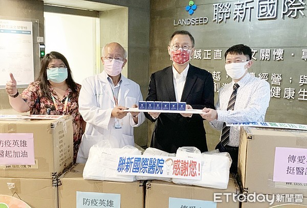 ▲前桃園縣長吳志揚今日下午捐贈1千劑PCR核酸檢測試與防護衣等醫療資源給聯新醫療集團。（圖／記者沈繼昌攝）