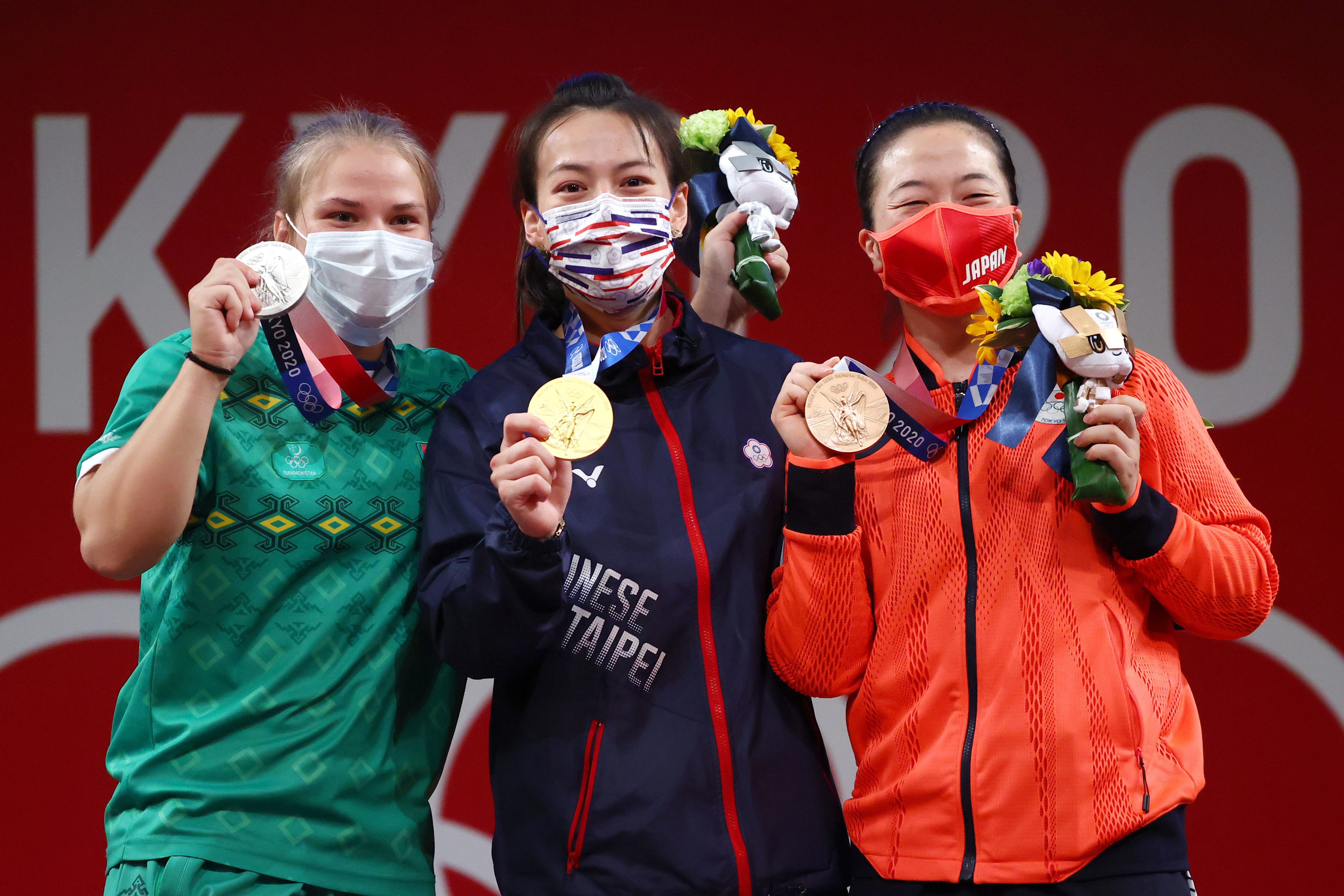 ▲▼東京奧運女子舉重59公斤量級項目，金牌得主郭婞淳、銀牌得主格里耶瓦（Polina Guryeva）和銅牌得主安藤美希子。（圖／路透）
