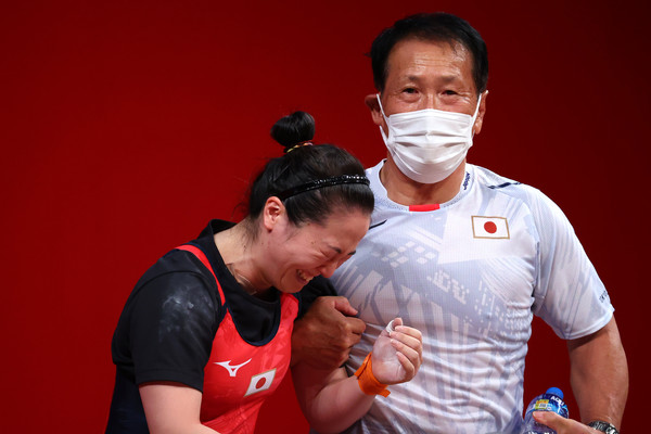 ▲▼東京奧運日本女子舉重選手安藤美希子帶傷上場，成功舉起120公斤槓鈴跪地痛哭。（圖／路透社）