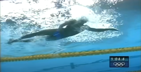 ▲▼姆薩巴尼（Eric Moussambani）在2000年的雪梨奧運100公尺自由式創下「最慢」紀錄。（圖／翻攝自YouTube／RICHARD TAIWO (TICE123)）