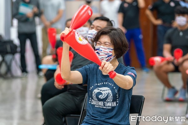 ▲郭婞淳3叩奧運奪金，台東縣長饒慶鈴親赴郭婞淳家中恭賀並貼紅榜。（圖／台東縣政府提供，下同）