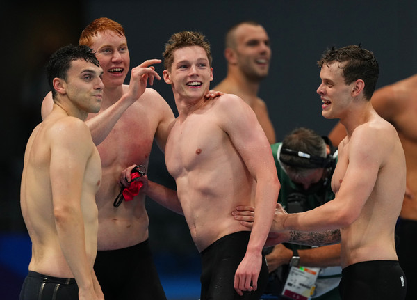 ▲▼英國游泳代表隊在東奧4x200公尺接力項目奪金牌，其中一名選手史考特（Duncan Scott）曾被孫楊嗆「魯蛇」。（圖／路透）