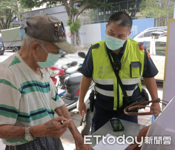訪友迷路跳針喊「採罐」　警撿一寶頓悟「彩券」專車送回家　