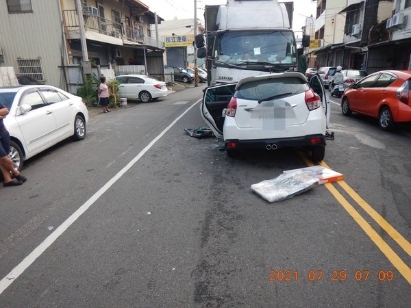 ▲▼烏日一輛轎車超車跨越雙黃線對撞貨車，車體變形駕駛受困。（圖／民眾提供）