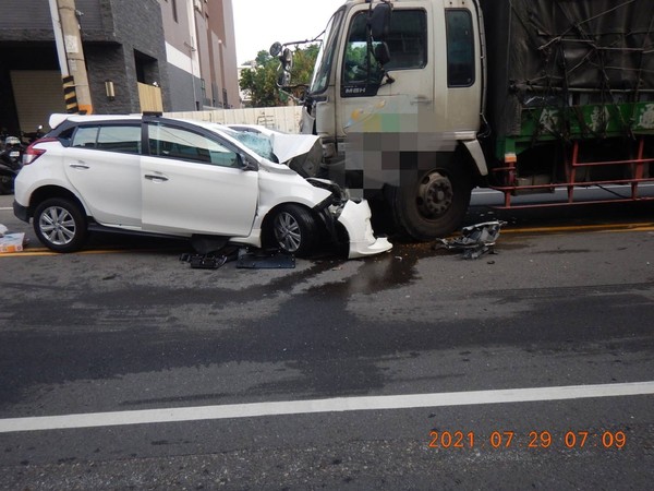 ▲▼烏日一輛轎車超車跨越雙黃線對撞貨車，車體變形駕駛受困。（圖／民眾提供）