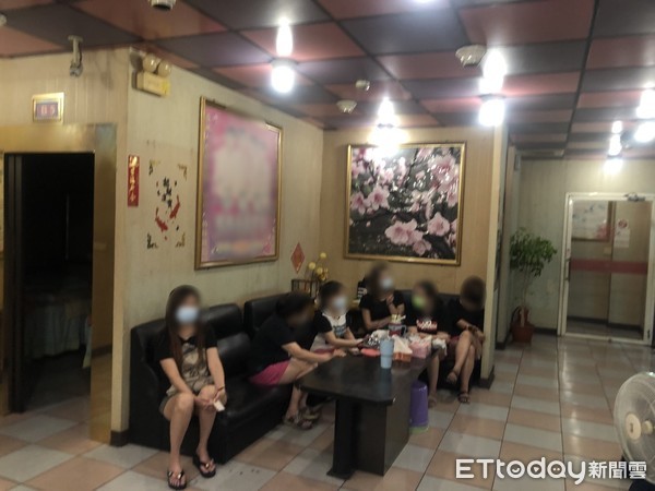 ▲南投警分局查獲養生館按摩小姐室內飲食，違反防疫管理指引規定。（圖／記者高堂堯翻攝）