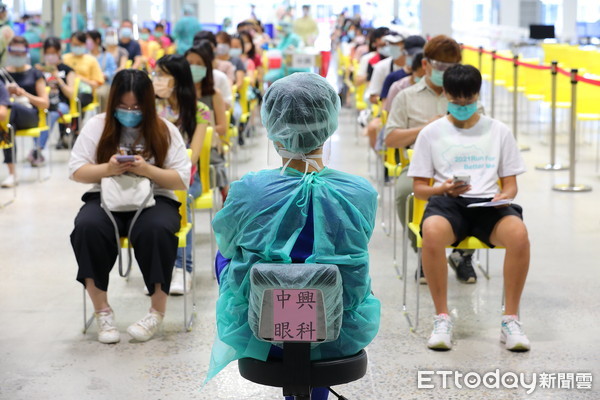 ▲▼中央與地方針對國高中老師接種新冠疫苗不同調，但台北市政府仍堅持繼續為高中職老師接種疫苗，為一個月後的開學做準備。（圖／記者湯興漢攝）