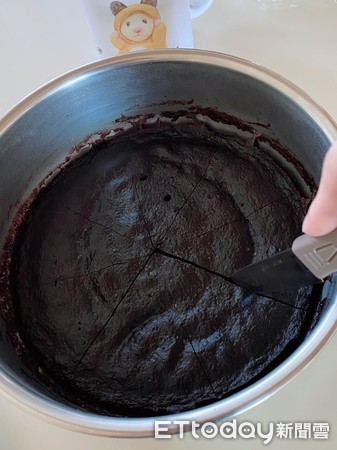 ▲▼用OREO自製巧克力布朗尼蛋糕。（圖／網友提供）