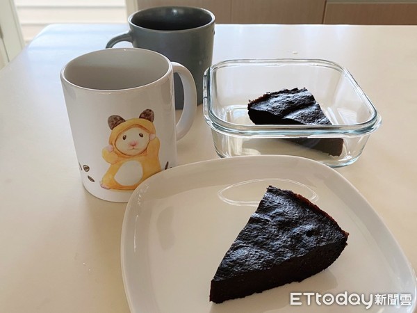 ▲▼用OREO自製巧克力布朗尼蛋糕。（圖／網友提供）