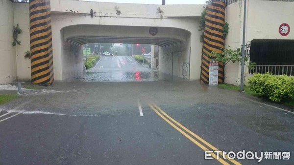 ▲台南地區發生局部大雨，造成台南小東路地下道強降積淹水40公分，警方封鎖派員警戒，以免人車誤入。（圖／示意圖，記者林悅翻攝）