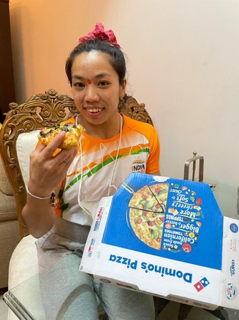 ▲米拉開心享用達美樂提供的披薩。（圖／Twitter@mirabai_chanu）