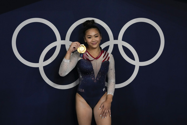 ▲▼18歲的美國苗族少女李伊（Sunisa Lee）在東京奧運奪得女子體操個人全能金牌、東奧、東奧體操。（圖／達志影像／美聯社）