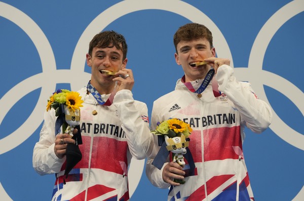▲▼英國跳水王子戴利（Tom Daley）和馬提李（Matty Lee）組合26日奪得2020東奧男子雙人10米跳板金牌，咬金牌。（圖／達志影像／美聯社）