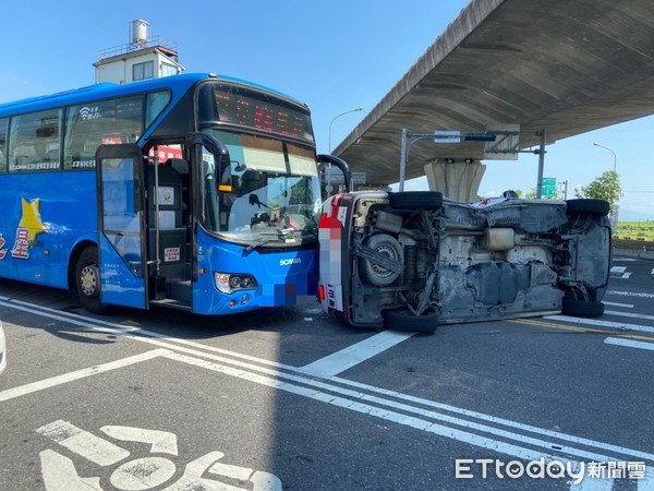 ▲▼宜蘭壯圍分隊救護車出勤發生車禍，撞擊畫面曝光。（圖／記者游芳男翻攝）