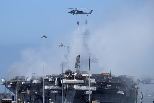 ▲▼美軍兩棲攻擊艦「好人理查號」去年七月起火毀損嚴重，已遭銷毀。（圖／路透）
