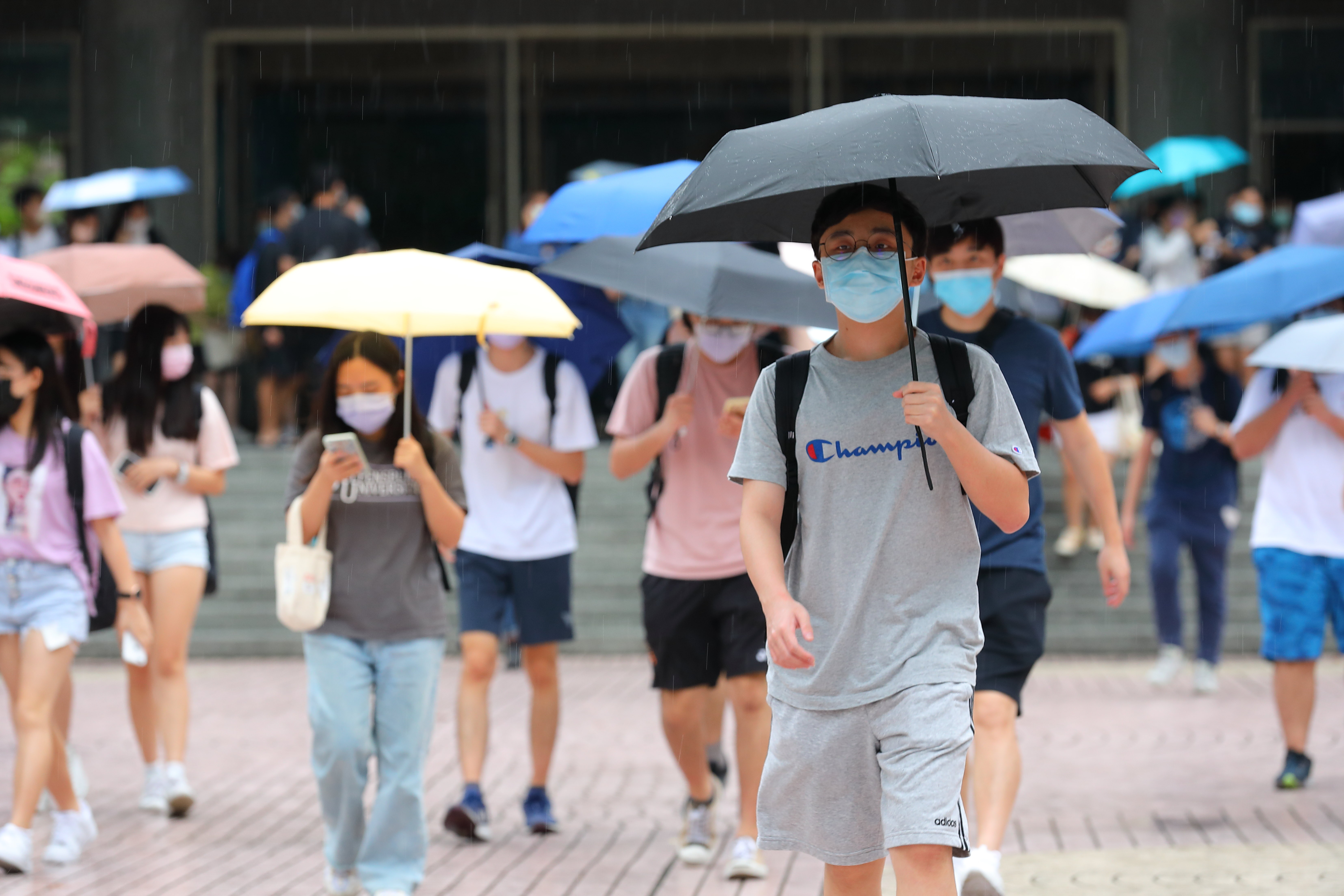 ▲▼110學年度大學指考受疫情影響延期舉辦，在經過三天測驗後於今天畫下句點。成淵高中考場的考生，在考完步出考場時開心的跟同學擁抱在一起。（圖／記者湯興漢攝）