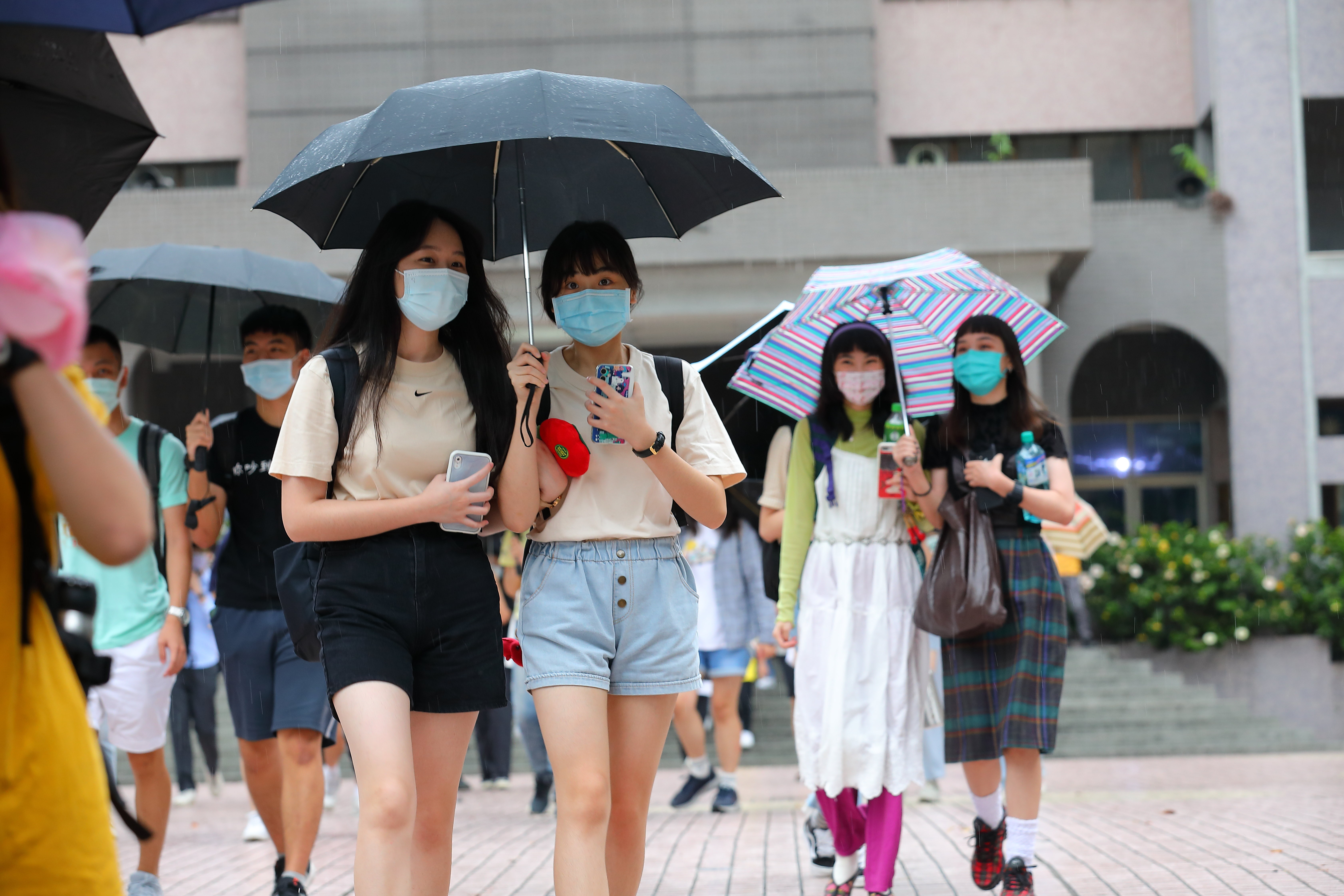 ▲▼110學年度大學指考受疫情影響延期舉辦，在經過三天測驗後於今天畫下句點。成淵高中考場的考生，在考完步出考場時開心的跟同學擁抱在一起。（圖／記者湯興漢攝）