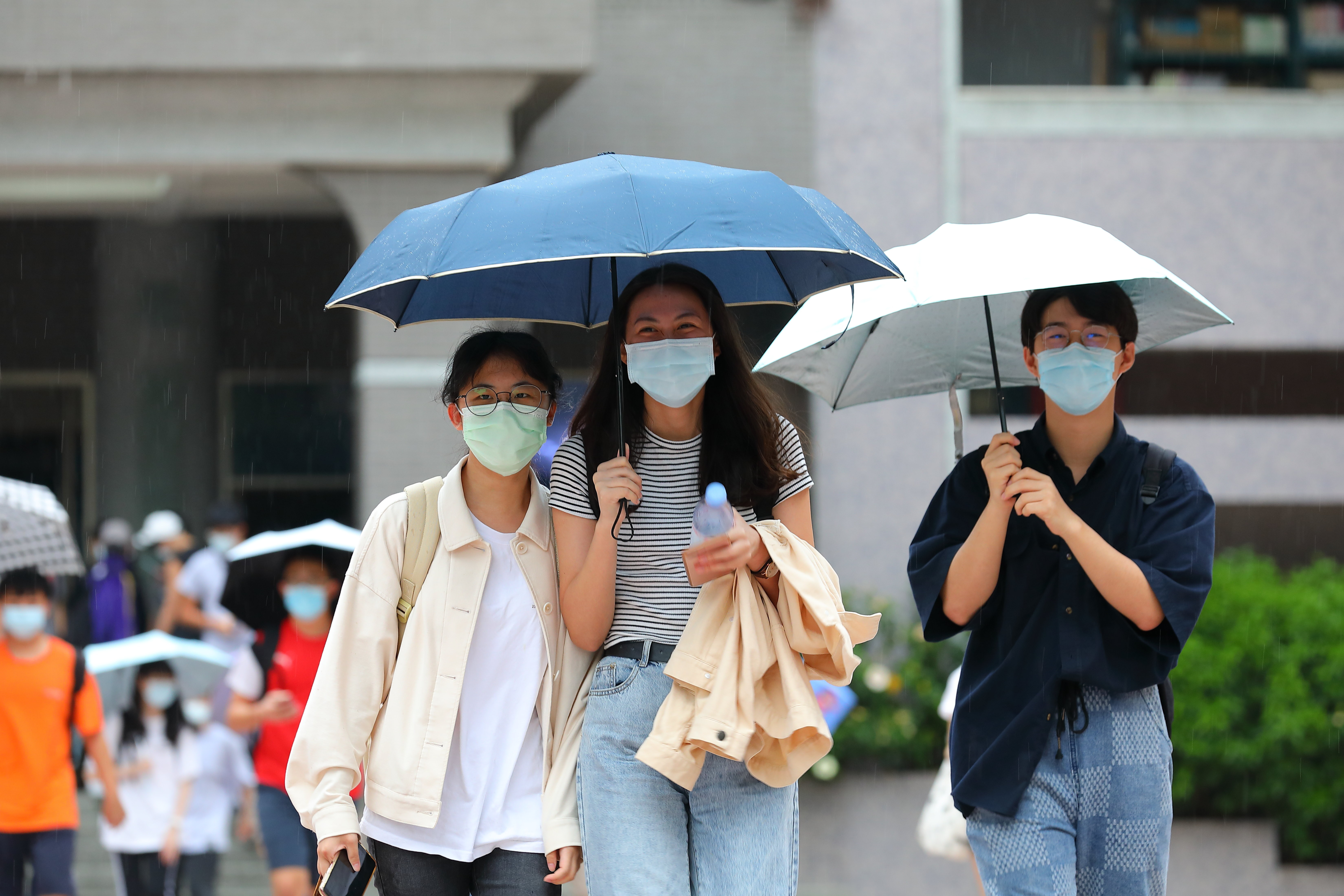 ▲▼110學年度大學指考受疫情影響延期舉辦，在經過三天測驗後於今天畫下句點。成淵高中考場的考生，在考完步出考場時開心的跟同學擁抱在一起。（圖／記者湯興漢攝）