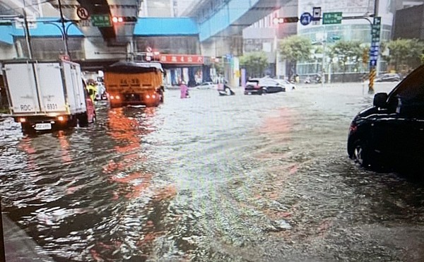 ▲桃園市龜山區長庚醫院附近道路30日下午因午後雷陣雨造成道路嚴重積水。（圖／翻攝自臉書《爆料公社》）