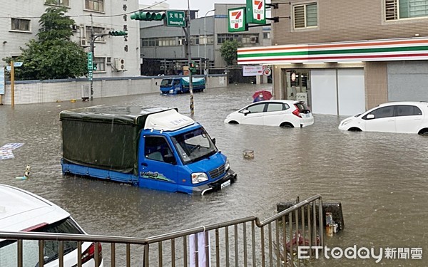 ▲桃園市龜山區30日下午因午後雷陣雨造成當地嚴重積水，不少路邊停車泡在水中。（圖／記者沈繼昌翻攝）