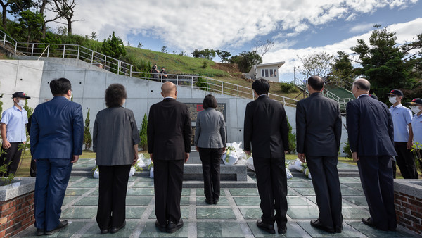 ▲▼李登輝逝世週年，蔡英文率官員獻花致意。（圖／總統府提供）