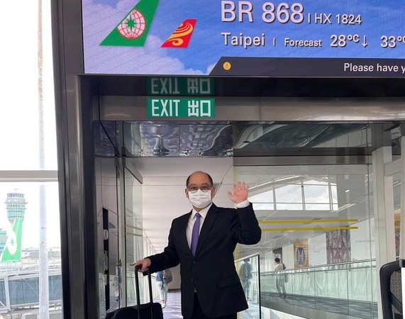 ▲▼倪伯嘉在香港機場搭乘長榮班機返台。（圖／陸委會提供）