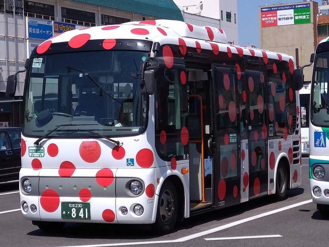 草間彌生操刀設計 紅斑點 公車日本市民狠酸 這是染上重病吧 Ettoday國際新聞 Ettoday新聞雲